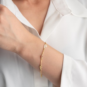 Pulseira personalizada com inicial de pedra de nascimento, pulseira inicial pequena com pedra de nascimento, pulseira de letras de prata, pulseira de pedra de nascimento com iniciais