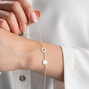 Pulseira personalizada com letra e estampa de pata, cruz e coração, pulseira personalizada com cruz, pulseira de prata com letra e estampa de pata e coração