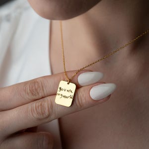 Colar com mensagem escrita à mão gravada em ouro maciço 14K, colar com caligrafia personalizada, colar retangular personalizado, presente para ela