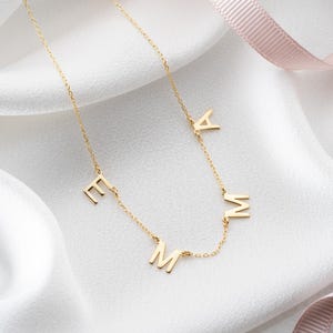 Colar delicado com iniciais de prata para ela, colar com letras minúsculas, joias com letras minimalistas personalizadas, colar delicado com iniciais para presente para a mãe