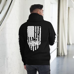 Felpa con cappuccio patriottica con trattore e bandiera americana sullo sfondo - Midwest Apparel - Felpa con cappuccio per l'agricoltura