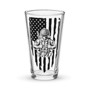 Vaso de pinta de paracaidista estadounidense con bandera estadounidense