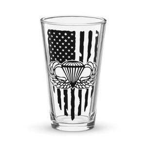 Vaso de pinta aerotransportado con fondo de bandera estadounidense