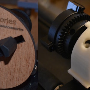 Può includere: Primo piano di un rotativo per incisione laser stampato in 3D in bianco e nero. Il rotativo ha un ingranaggio e un anello di plastica bianco con un foro. Il testo "LaserAccessories" e un indirizzo di sito web sono stampati su una base di legno.