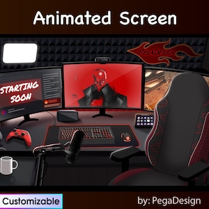 Puede incluir: Una configuración de juego roja y negra con un monitor de computadora que muestra "STARTING SOON", un micrófono, una silla de juego y una taza. El texto "PegaDesign" es visible en la parte superior del monitor.