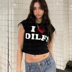 I love DILFS Y2K Crop Tee, Funny Slogan Text T-shirt, 90's Retro Letter Cropped Top Women's Summer Round Neck Short Sleeve Cotton Indie Tee