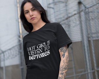 Filles sexy écoutent Deftones | Chemise de bande | Chino Moreno | T-shirt unisexe teint en pièce