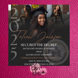 Pode incluir: Um anúncio de formatura com um design preto e dourado. O anúncio apresenta uma foto de uma graduada com capelo e toga, o nome da graduada e detalhes sobre a cerimônia de formatura.