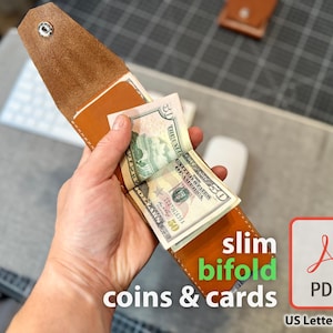 Könnte beinhalten: Ein schlankes, zweifach gefaltetes Lederportemonnaie in Braun- und Beigetönen, das einen Stapel Fünfzig-Dollar-Scheine enthält. Das Portemonnaie ist geöffnet und zeigt sein Innendesign. Der Text auf dem Bild lautet "slim bifold coins & cards" und "PDF US Letter & A4".