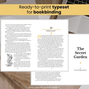 Puede incluir: Primer plano de un tipo de encuadernación para "El jardín secreto" de Frances Hodgson Burnett. La imagen muestra una página con el título "It Has Come!" y una página con el título del libro y el nombre del autor. La imagen también incluye un borde decorativo con un diseño floral.