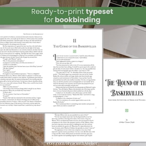 Puede incluir: Primer plano de una maqueta de encuadernación con el título "El Sabueso de los Baskerville" y el autor "Arthur Conan Doyle". El libro está abierto en una página con el título "La Maldición de los Baskerville".