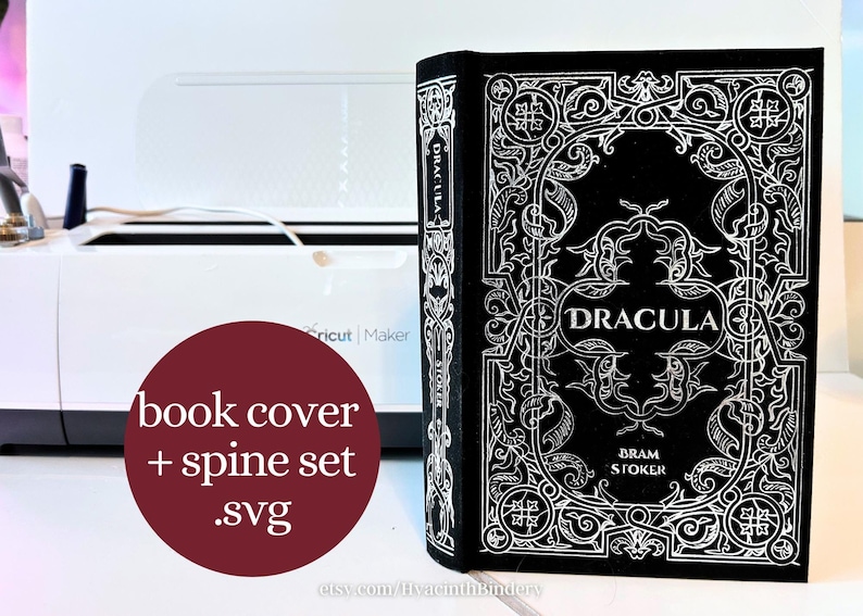 K&ouml;nnte beinhalten: Ein schwarzer Buchumschlag mit einem wei&szlig;en, verzierten Design und dem Titel "Dracula" von Bram Stoker.