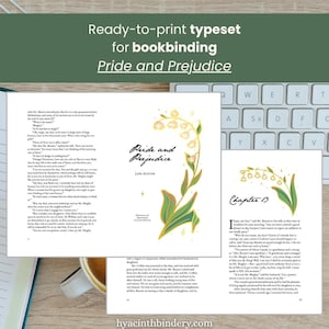 Op de afbeelding: Een kant-en-klare zetspiegel voor het inbinden van Pride and Prejudice van Jane Austen. De pagina's bevatten zwarte tekst, hoofdstuktitels en illustraties van lelietjes-van-dalen in groen en geel. De lay-out bevat paginanummers.