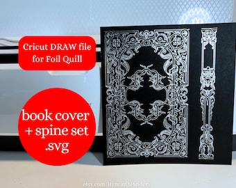 Könnte beinhalten: Ein schwarz-weißes Buchcover-Design mit komplizierten floralen Mustern. Das Design ist für eine Cricut DRAW-Datei für Foil Quill und beinhaltet einen Rücken-Satz. Der Text "book cover + spine set .svg" ist in Rot auf einem weißen Kreis.