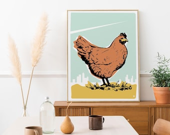 Op de afbeelding: Een vintage-stijl illustratie van een bruine hen die op een veld staat met een skyline van de stad op de achtergrond. De hen kijkt naar rechts en heeft een gele snavel en kam. De achtergrond is lichtblauw met een witte wolk en een geel veld.