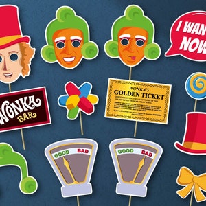 Puede incluir: Un conjunto de 10 accesorios de cabina de fotos imprimibles con personajes y objetos de la película Willy Wonka y la fábrica de chocolate. Los accesorios incluyen un letrero de Wonka Bar, un boleto dorado, una piruleta, una báscula y una máscara de personaje.