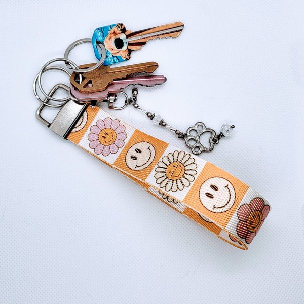 Flower Checkered Wristlet Keychain, Retro Groovy Key Fob Holder Keyring, Smiling Daisy Face Canvas Key Wrist Strap, Gifts for My Girlfriend