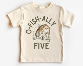 Puede incluir: Una camiseta de color crema con un gráfico de un pez saltando fuera del agua. El texto "O-FISH-ALLY FIVE" está impreso en la camiseta.