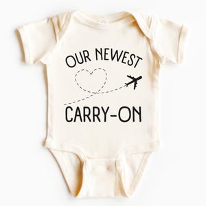Nuestro nuevo body para bebé para llevar en el equipaje de mano / Viajes, Anuncio de embarazo con temática de avión / Futuro viajero, Primer vuelo del bebé / Regalo, Niño, Niña