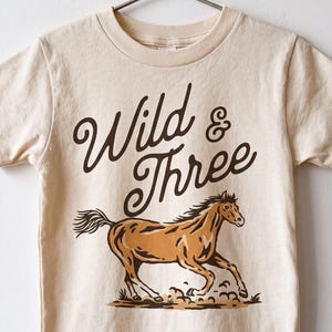 Troisième anniversaire, Wild & Three | Tenue 3e anniversaire bohème, western, Far West, cheval | Chemises assorties pour la famille, les parents, les frères et sœurs | Garçon, fille