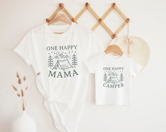 Un T-shirt pour bébé Happy Camper, Body | Tenue de fête de premier anniversaire sur le thème du camping | Tee-shirt du 1er anniversaire | Chemises familiales assorties | Garçon fille