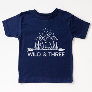 T-shirt enfant troisième anniversaire | T-shirt pour tout-petit Wild & Three | Montagne, animaux des bois, forêt, ours 3e anniversaire T-shirts | Famille Assortie Garçon Fille