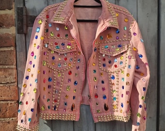 Veste en jean rose ornée de pierres précieuses