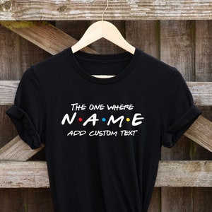 Aangepaste vrienden-T-shirt, degene waar je een eigen naam en tekst aan kunt toevoegen, perfect verjaardagscadeau, cadeau voor haar en voor hem. Volwassenen en kindermaten.