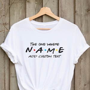 Aangepaste vrienden-T-shirt, degene waar je een eigen naam en tekst aan kunt toevoegen, perfect verjaardagscadeau, cadeau voor haar en voor hem. Volwassenen en kindermaten.