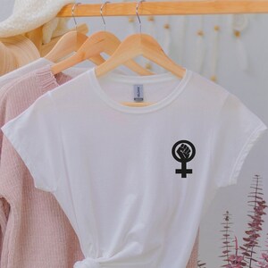 Camiseta con el símbolo del poder femenino, camiseta con el símbolo del poder femenino, camiseta feminista, camiseta de empoderamiento de la mujer, camiseta de feminismo, camiseta de puño femenino, imagen 2