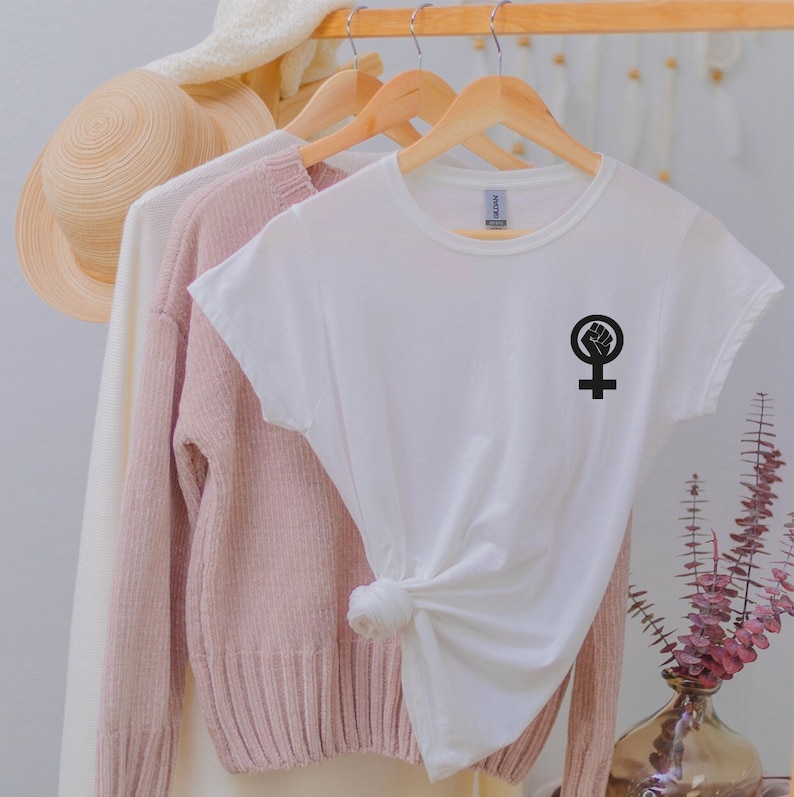 Camiseta con el símbolo del poder femenino, camiseta con el símbolo del poder femenino, camiseta feminista, camiseta de empoderamiento de la mujer, camiseta de feminismo, camiseta de puño femenino, imagen 2