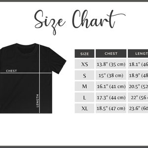 Puede incluir: Tabla de tallas para una camiseta con medidas en pulgadas y cent&iacute;metros. Las tallas incluyen XS, S, M, L y XL. La tabla muestra las medidas de pecho y longitud.