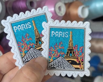 Embroidered patch. Souvenir of a trip to Paris. For sewing or ironing. 5cm.