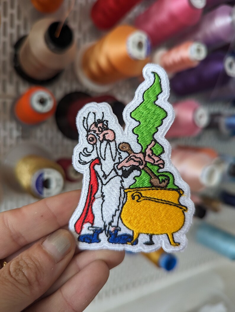 Patch brodé Panoramix. Astérix et Obélix. A coudre ou à repasser image 1