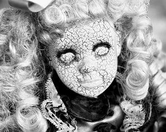 Gothic Victoriaanse pop met gebarsten gezicht – Handgemaakte griezelige op porselein geïnspireerde kunstpop met lavendelstrik – OOAK-horrordecor