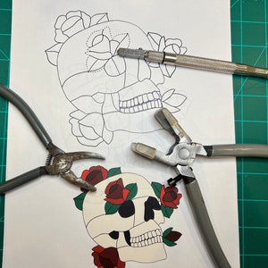 Teschio con motivo floreale in vetro colorato