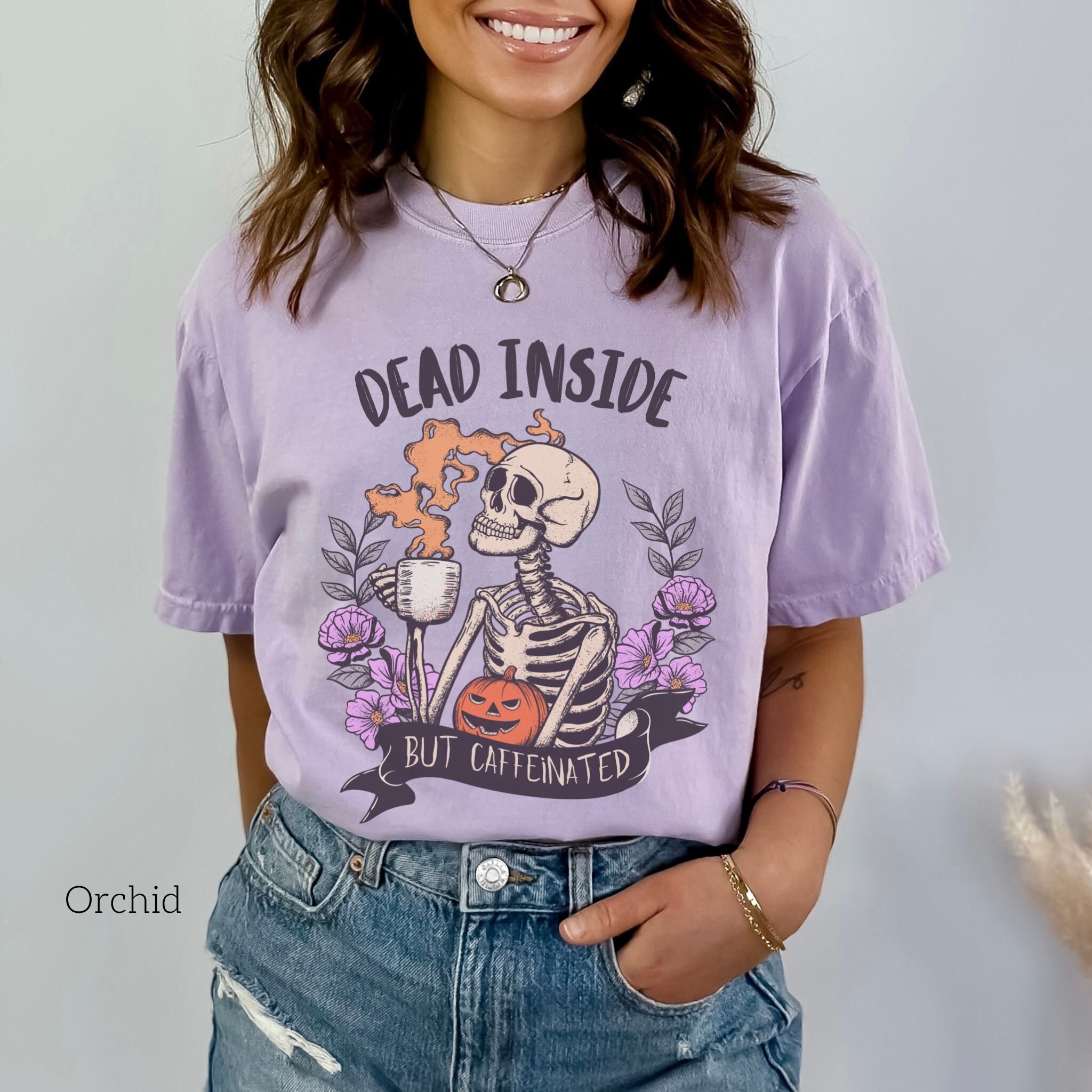 Chemise drôle Halloween Dead Inside, Chemise Comfort Colors® squelette mais contenant de la caféine, Mignons cadeaux d'automne, Chemise d'Halloween, T-shirt de la saison effrayante C1717