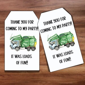 Pode incluir: Dois cartões de agradecimento com uma ilustração de um caminhão de lixo verde e azul. O texto nos cartões diz "Obrigado por vir à minha festa! Foi muito divertido!"