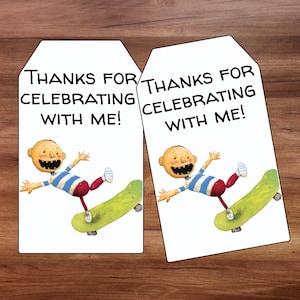 Może przedstawiać: Dwie białe etykiety prezentowe z napisem "THANKS FOR CELEBRATING WITH ME!". Każda etykieta zawiera ilustrację chłopca na zielonej deskorolce. Chłopiec ma na sobie niebiesko-białą koszulkę w paski, czerwone spodnie i białe buty.