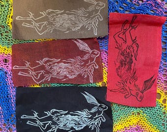 Toppe stampate in linoleografia con coniglio cacciato