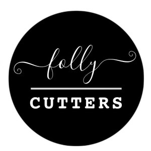 Peut inclure: Logo circulaire noir avec le mot "folly" en &eacute;criture blanche &eacute;l&eacute;gante au-dessus du mot "CUTTERS" en lettres majuscules blanches grasses. Une ligne blanche s&eacute;pare les deux mots.