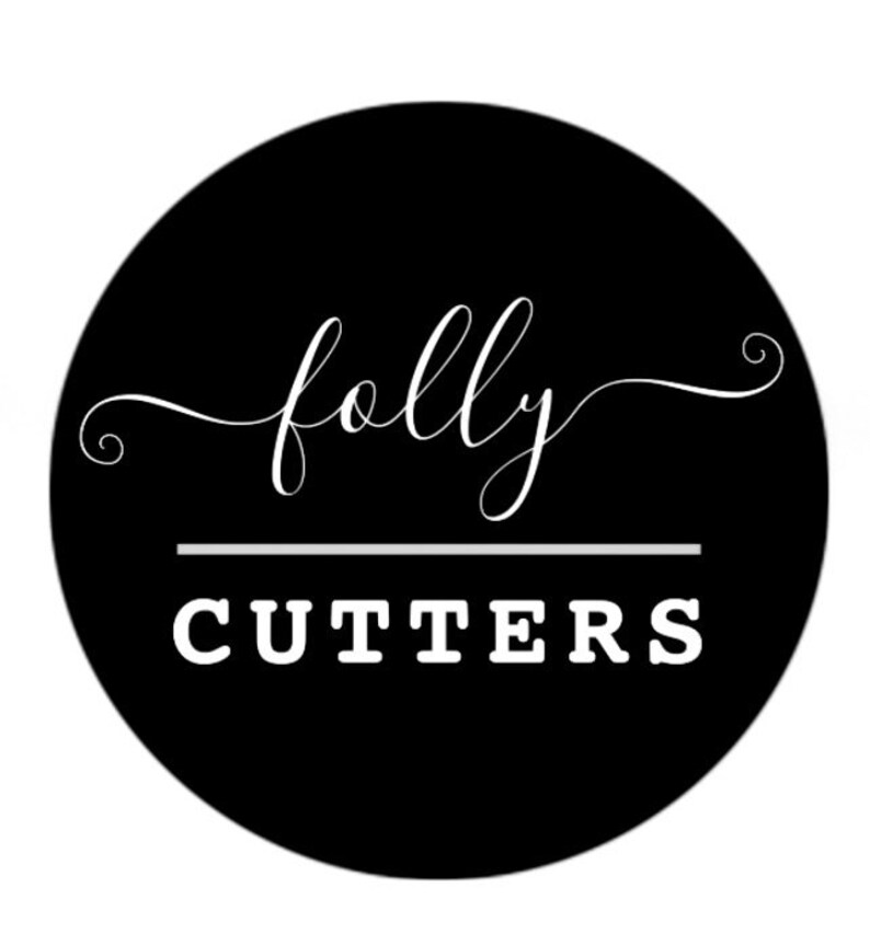 Peut inclure: Logo circulaire noir avec le mot "folly" en &eacute;criture blanche &eacute;l&eacute;gante au-dessus du mot "CUTTERS" en lettres majuscules blanches grasses. Une ligne blanche s&eacute;pare les deux mots.