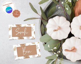 Puede incluir: Dos tarjetas de lugar con fondo blanco y detalles marrones. Las tarjetas de lugar presentan un diseño de piña y los nombres "Sarah" y "Ben" escritos en letra cursiva blanca.