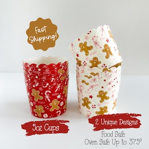 Pode incluir: Duas pilhas de forminhas de papel festivas. Uma pilha é vermelha com bonecos de gengibre e bengalas doces. A outra pilha é branca com bonecos de gengibre e bengalas doces. As xícaras têm 142ml e são próprias para forno até 190 graus Celsius.