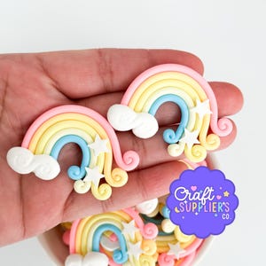 Conjunto de 10 cabochões flexíveis em formato de arco-íris com nuvens, enfeites artesanais em argila polimérica.