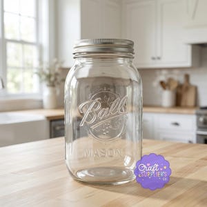 Op de afbeelding: Een witte keramische mok met een zwart handvat en de tekst "But First, Coffee" in een vetgedrukte, zwarte letter. De mok staat tegen een neutrale achtergrond, wat het eenvoudige ontwerp benadrukt.