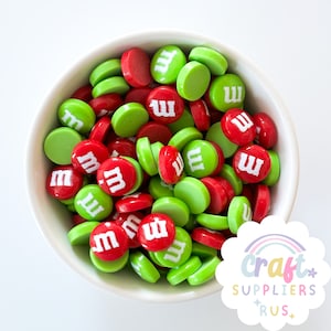 20/40/100pc Cabochons falsos de M&Ms de Natal com costas planas, Cabochons falsos de Natal com doces, assados falsos, Slime, Cabochons de chocolate vermelho e verde
