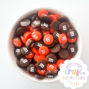 Cabochões de chocolate falsos M&Ms, fundos planos de chocolate falso, doces de chocolate falsos para bolos falsos, doces de outono falsos, slime