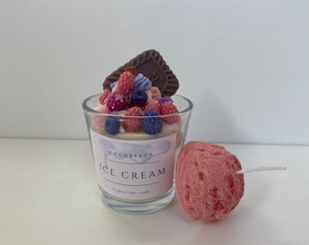 Dessert candle glass „ice cream“ with berries