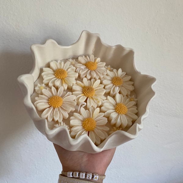 Waved candle bowl with daisies, roses ,hearts, Schmuckschale/ Dekoschale, aesthetic wavy bowl, matte white bowl for jewelry or small things